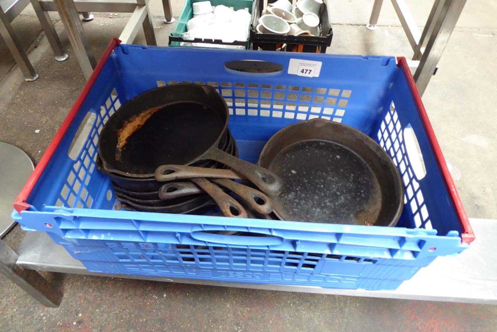+VAT Plastic stacking crate with heavy skillets
