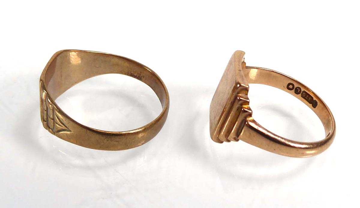 Two gentlemen's 9ct yellow gold signet rings, ring sizes P & U 1/2, overall 8.4 gms (2) - Image 2 of 4