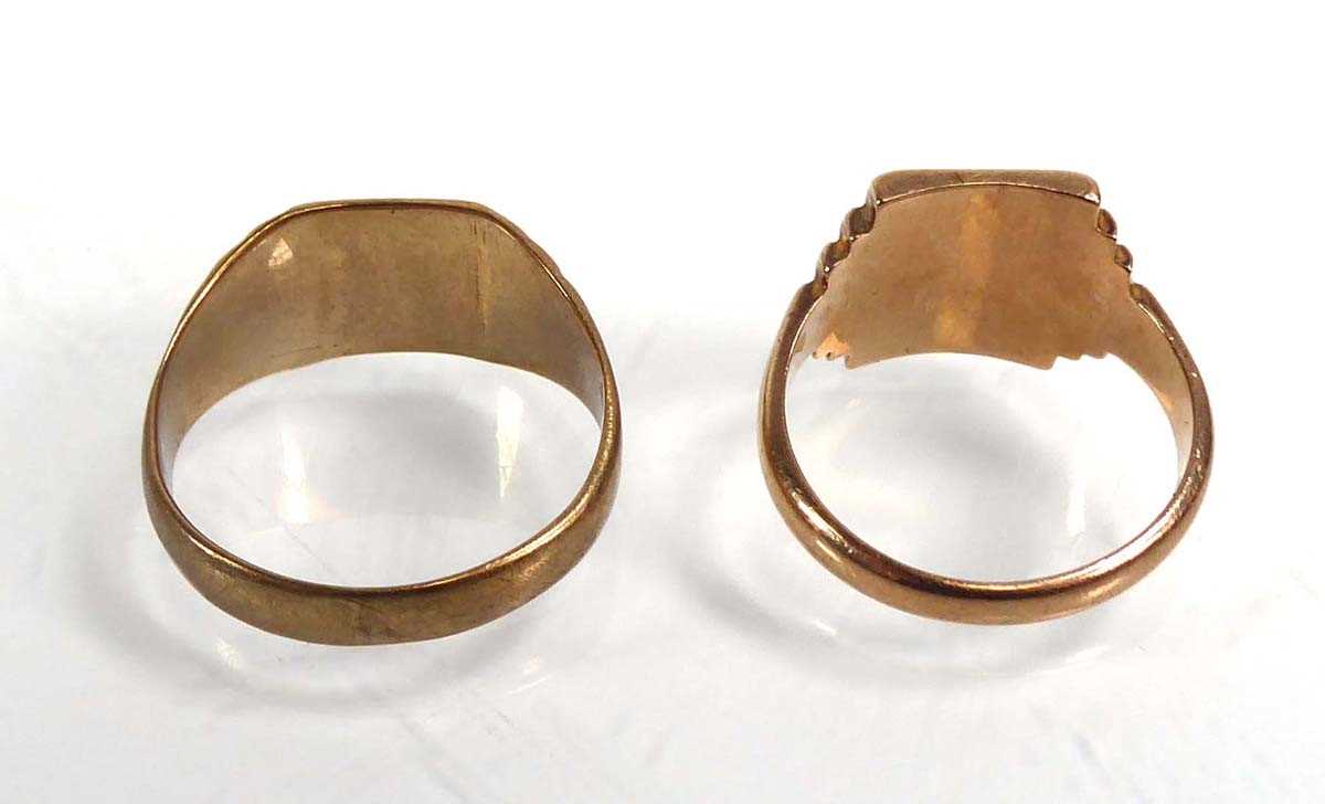 Two gentlemen's 9ct yellow gold signet rings, ring sizes P & U 1/2, overall 8.4 gms (2) - Image 3 of 4