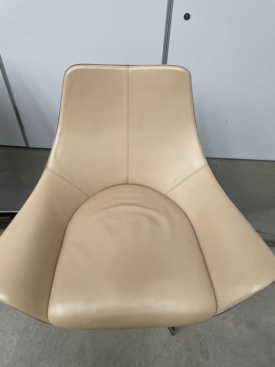 Rodolfo Dordoni for Matteo Grassi, an Italian '2 Leather' swivel armchair in cream/cappuccino - Bild 8 aus 11