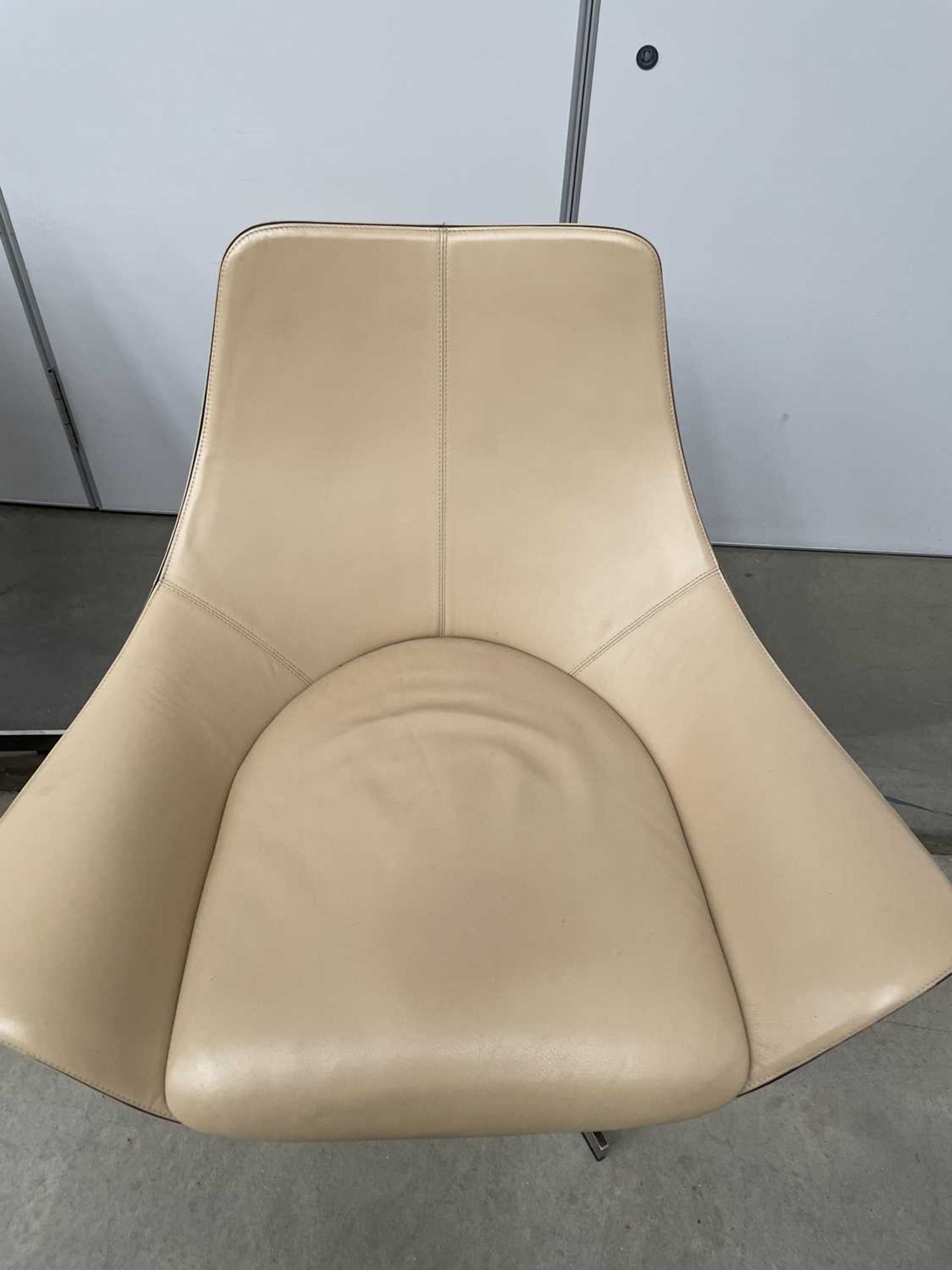 Rodolfo Dordoni for Matteo Grassi, an Italian '2 Leather' swivel armchair in cream/cappuccino - Image 8 of 11