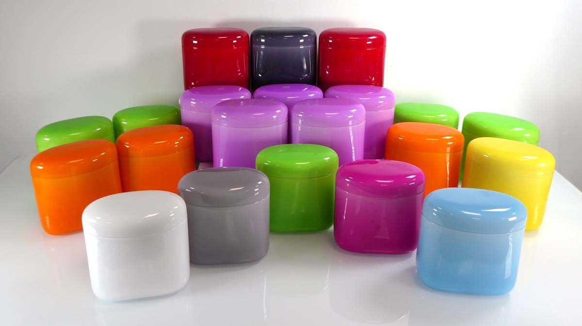 A collection of twenty-one Italian coloured perspex containers by Guzzini, 14 x 13 x 8 cm (21) - Image 2 of 2