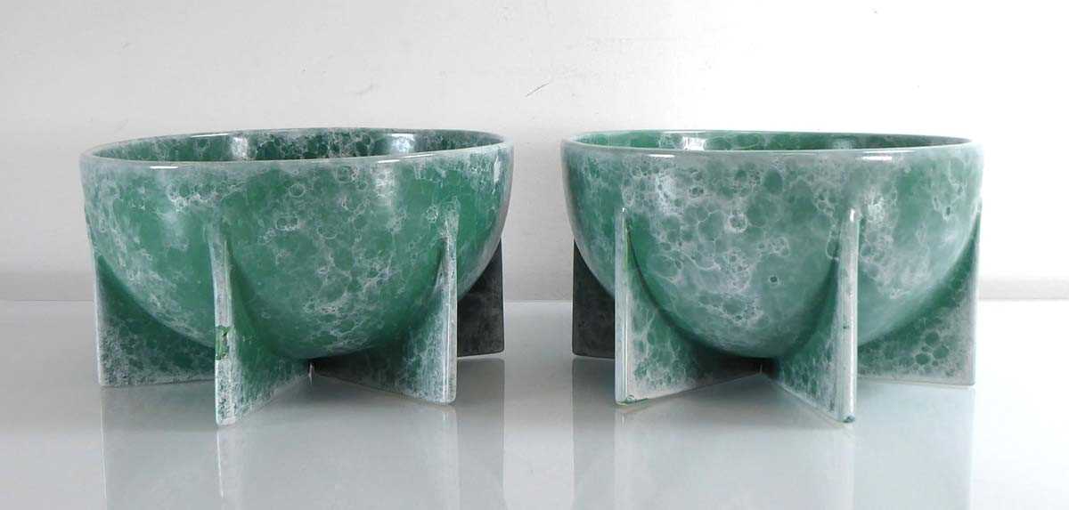 A pair of Jonathan Adler mottled green bowls, di. 21 cm (2) Overall good. No chips or cracks. Very