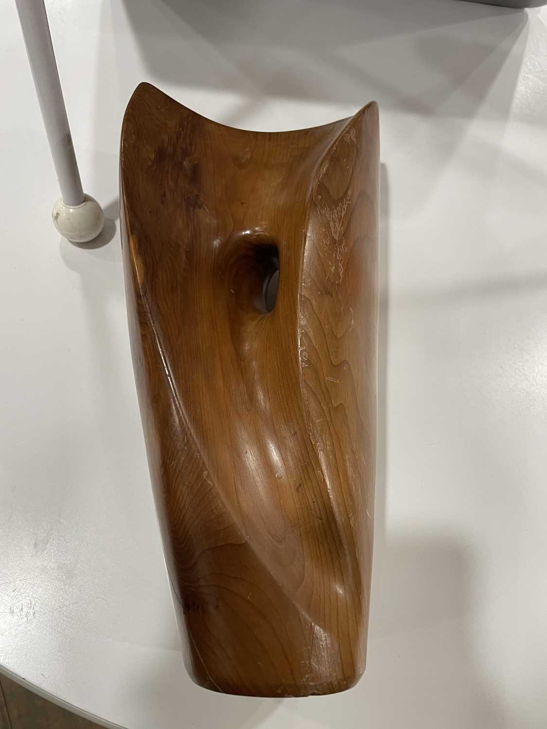 'Concave Form': a yew tabletop sculpture in the manner of Conrad Lewis, initialled CL, h. 32 cm Some - Bild 6 aus 13