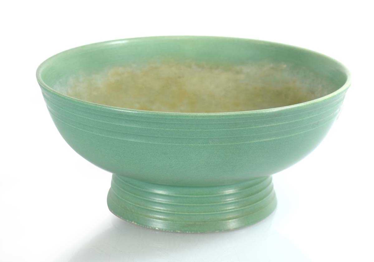 Keith Murray for Wedgwood, a matt green pedestal bowl, di. 26 cm