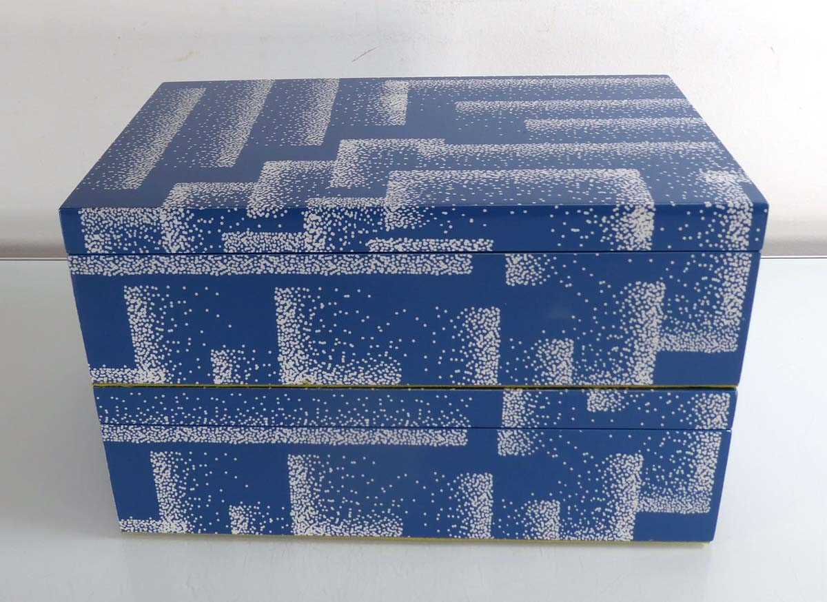 A pair of Jonathan Adler boxes with blue and white 'snow' type decoration, 25 x 15 x 8 cm (2) - Image 2 of 2