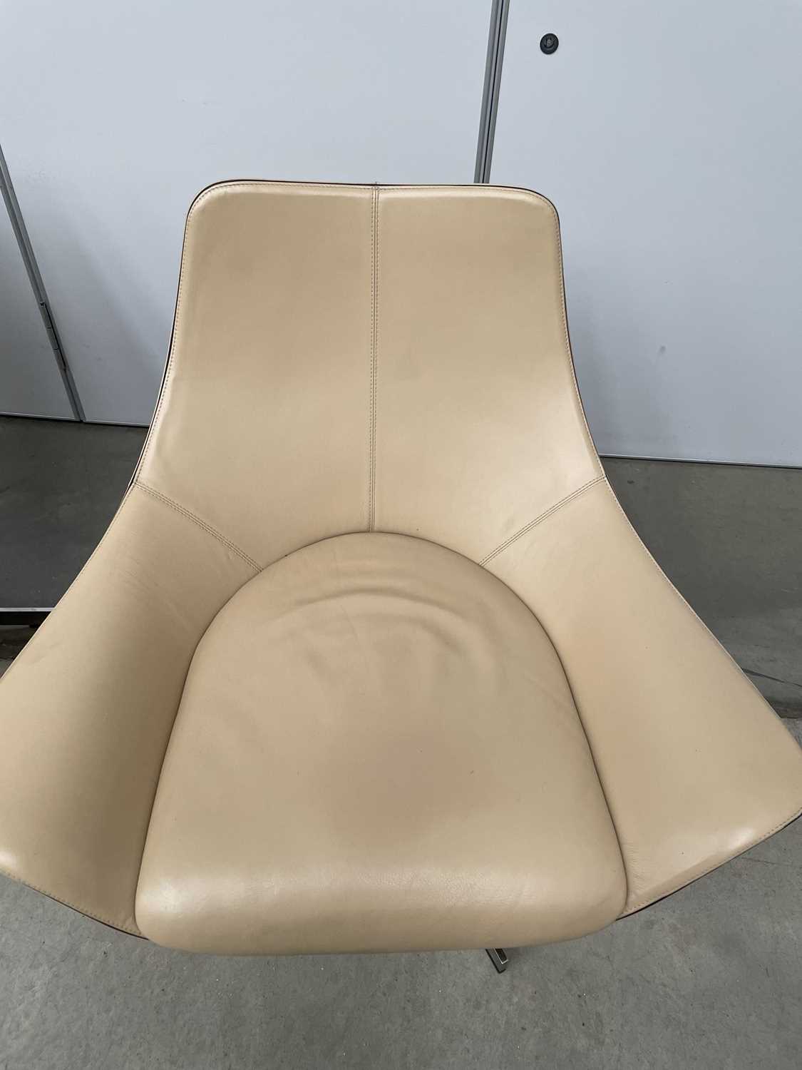 Rodolfo Dordoni for Matteo Grassi, an Italian '2 Leather' swivel armchair in cream/cappuccino - Bild 7 aus 11