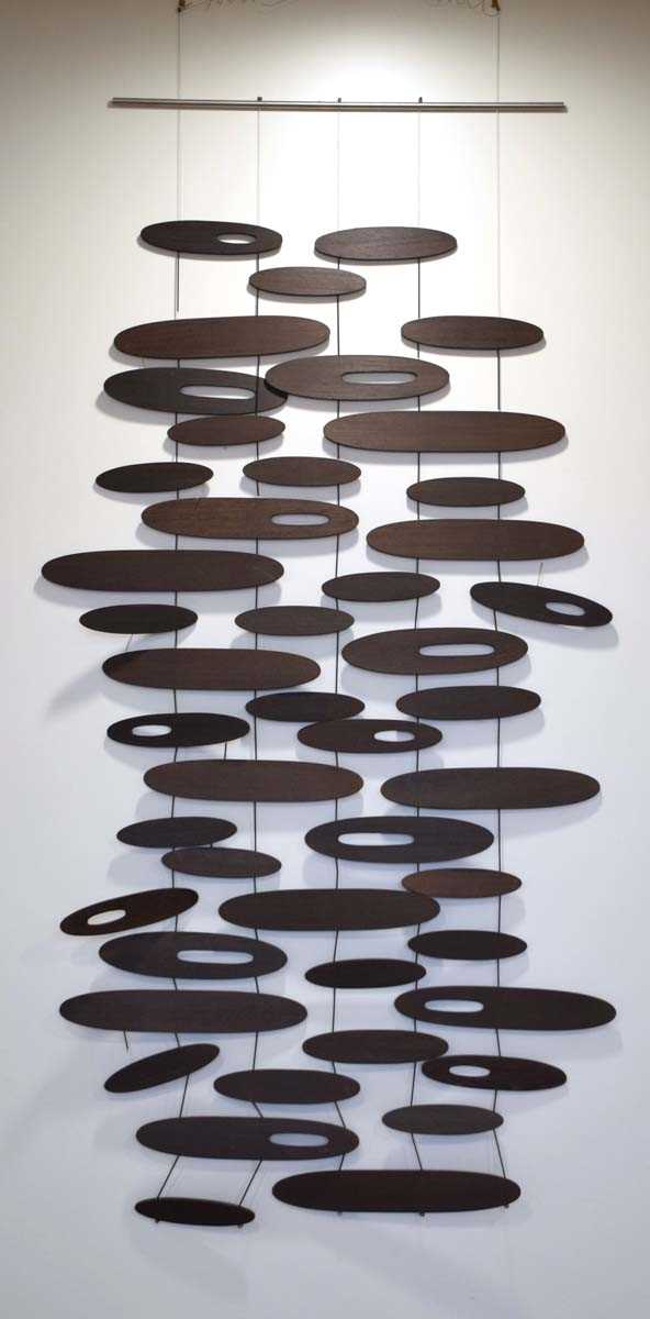 A contemporary Italian wall hanging with black ash 'pebbles', labelled 'Inartemvertere by I. & S. - Bild 2 aus 7