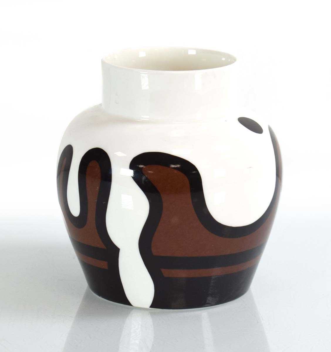 A Tate Gallery commemorative pot designed by Patrick Caulfield in 1979, h. 12 cm