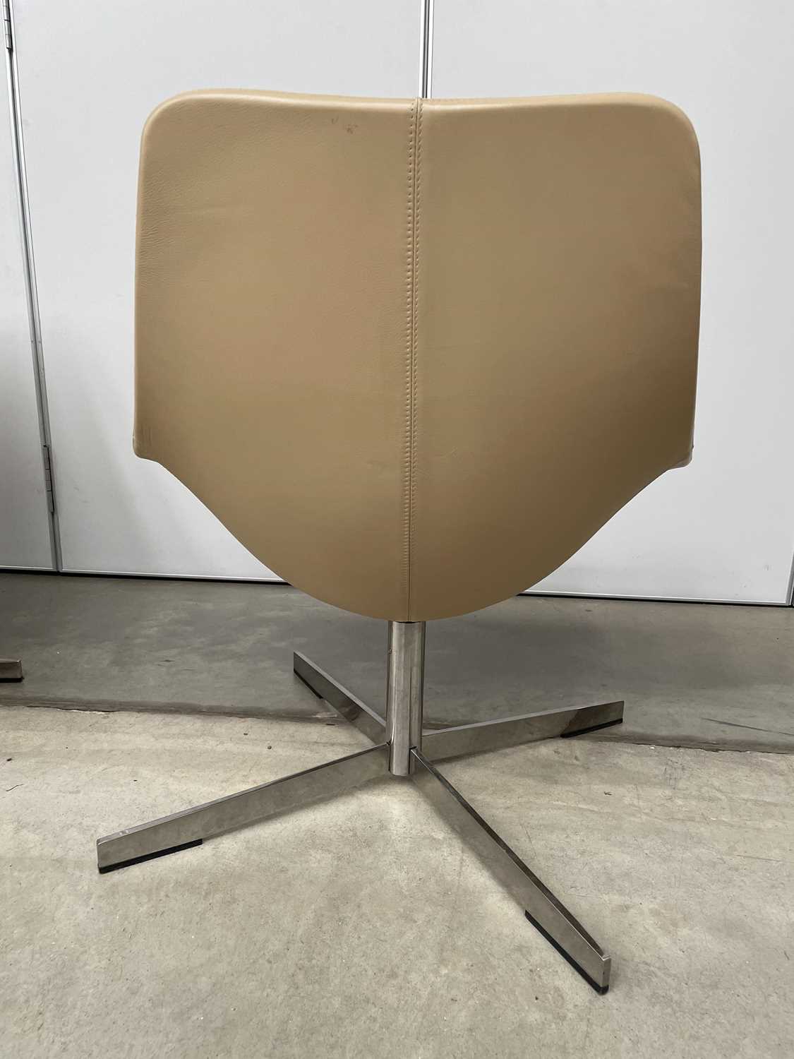 Rodolfo Dordoni for Matteo Grassi, an Italian '2 Leather' swivel armchair in cream/cappuccino - Bild 10 aus 11