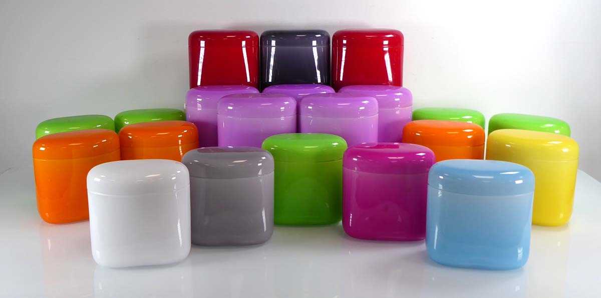 A collection of twenty-one Italian coloured perspex containers by Guzzini, 14 x 13 x 8 cm (21)