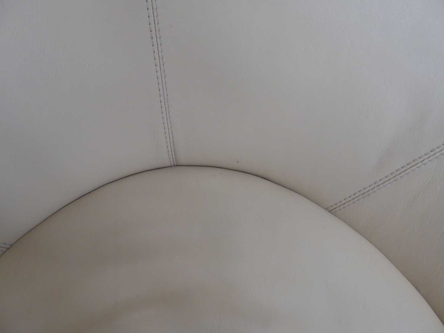 Rodolfo Dordoni for Matteo Grassi, an Italian '2 Leather' swivel armchair in cream/cappuccino - Bild 2 aus 11