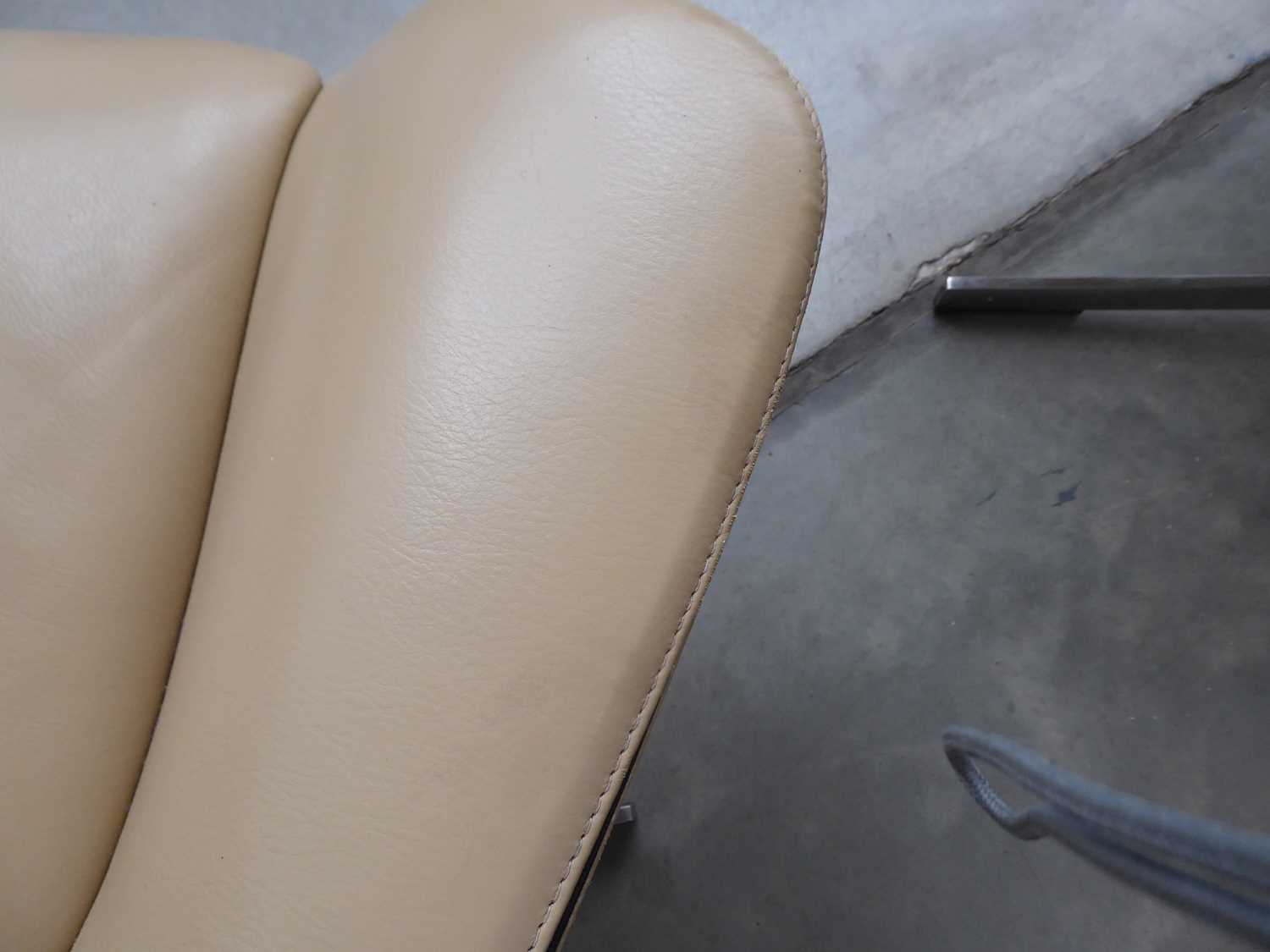 Rodolfo Dordoni for Matteo Grassi, an Italian '2 Leather' swivel armchair in cream/cappuccino - Bild 3 aus 11