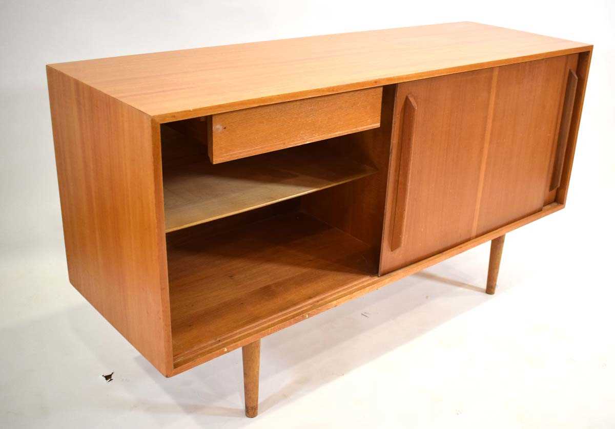 A 1950s Hilleplan sideboard designed by Robin Day, the two sliding doors enclosing shelves and - Bild 3 aus 3