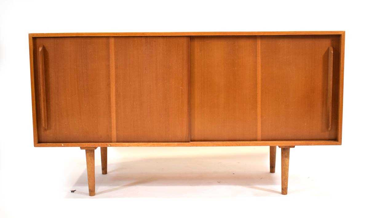 A 1950s Hilleplan sideboard designed by Robin Day, the two sliding doors enclosing shelves and - Bild 2 aus 3