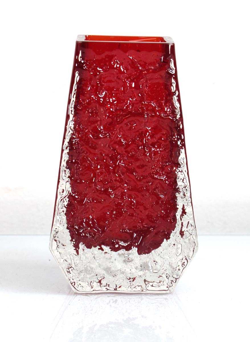 Geoffrey Baxter for Whitefriars, a 'Coffin' vase in ruby red, h. 13.5 cm - Image 2 of 2