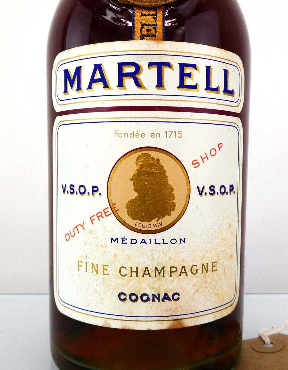 An old bottle of J & F Martell V.S.O.P Medaillon Fine Champagne Cognac circa 1950/1960s Duty Free - Image 2 of 3