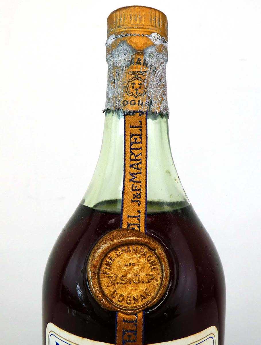 An old bottle of J & F Martell V.S.O.P Medaillon Fine Champagne Cognac circa 1950/1960s Duty Free - Image 3 of 3