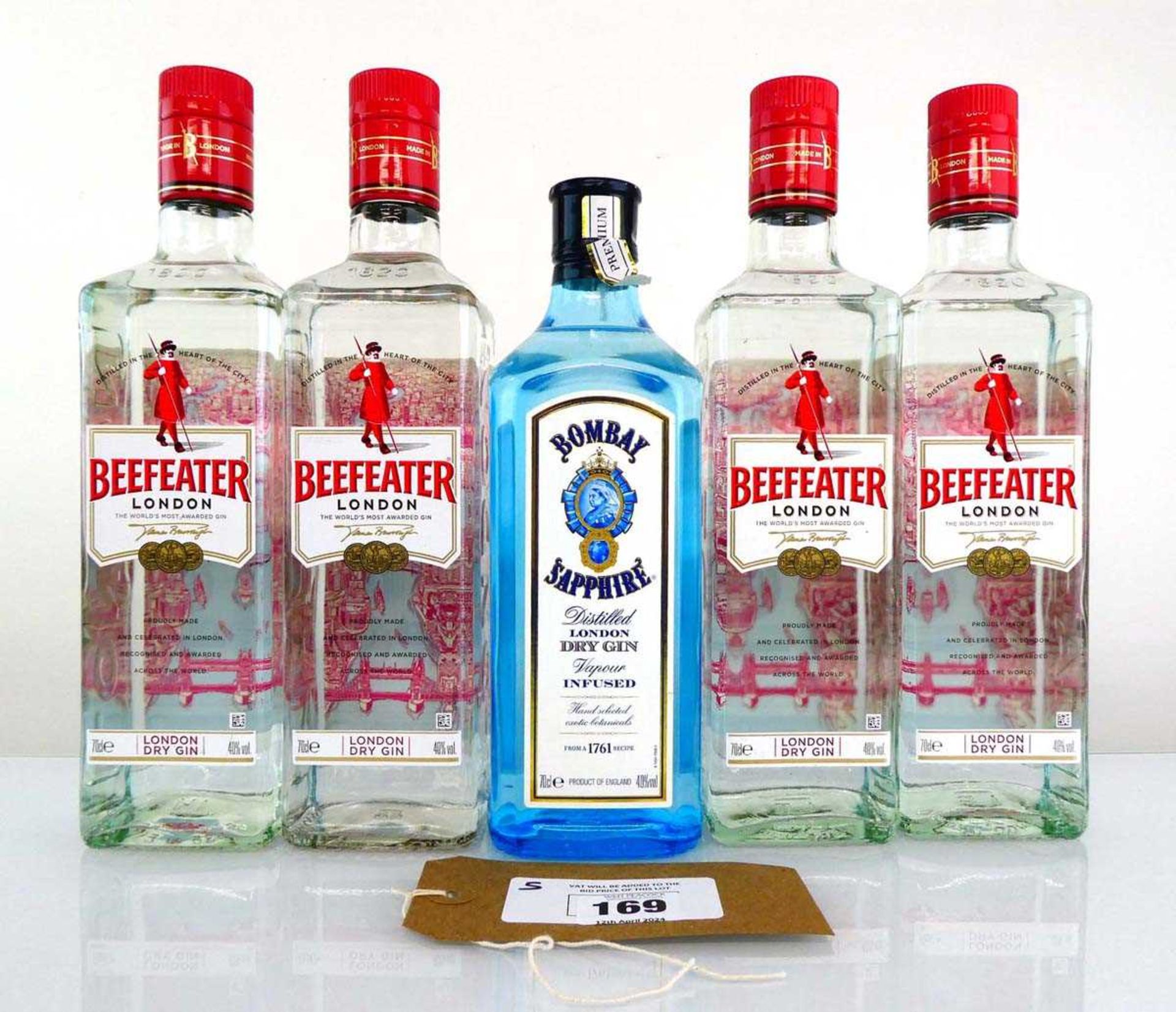 +VAT 5 bottles of London Dry Gin, 1x Bombay Sapphire 40% 70cl & 4x Beefeater 40% 70cl (Note VAT