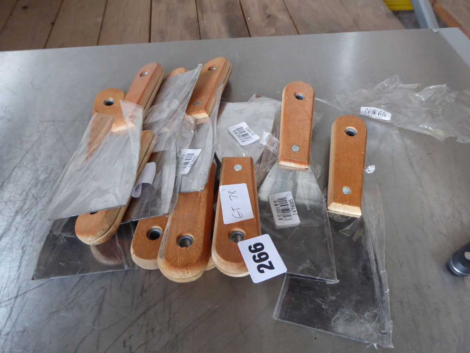 +VAT Small quantity of spatulas