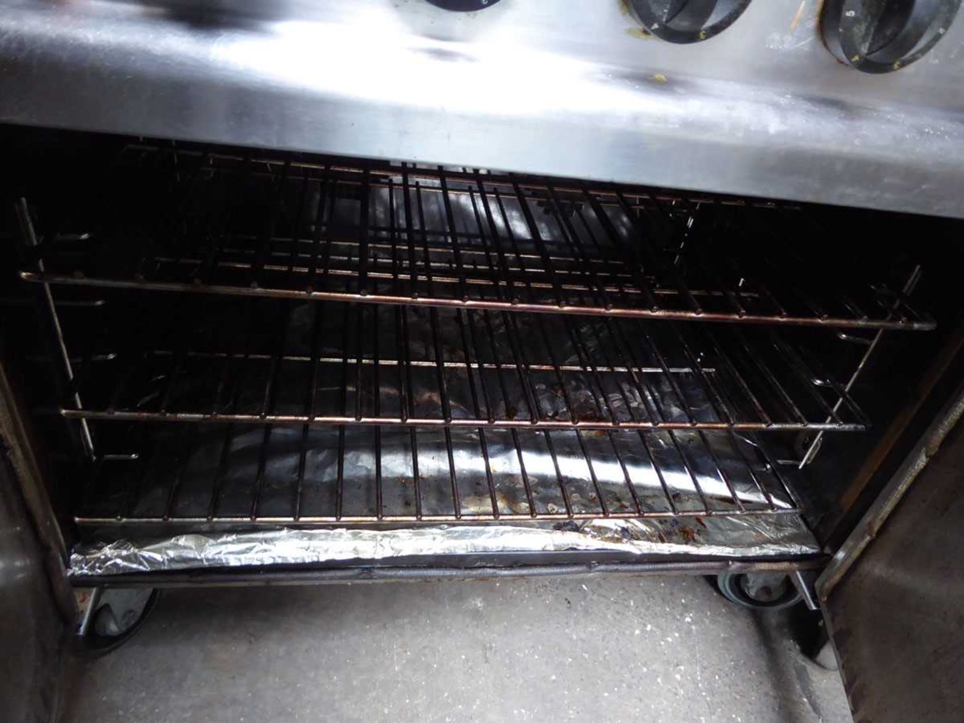 90cm electric Lincat 6 ring cooker with 2 door oven under - Image 3 of 3