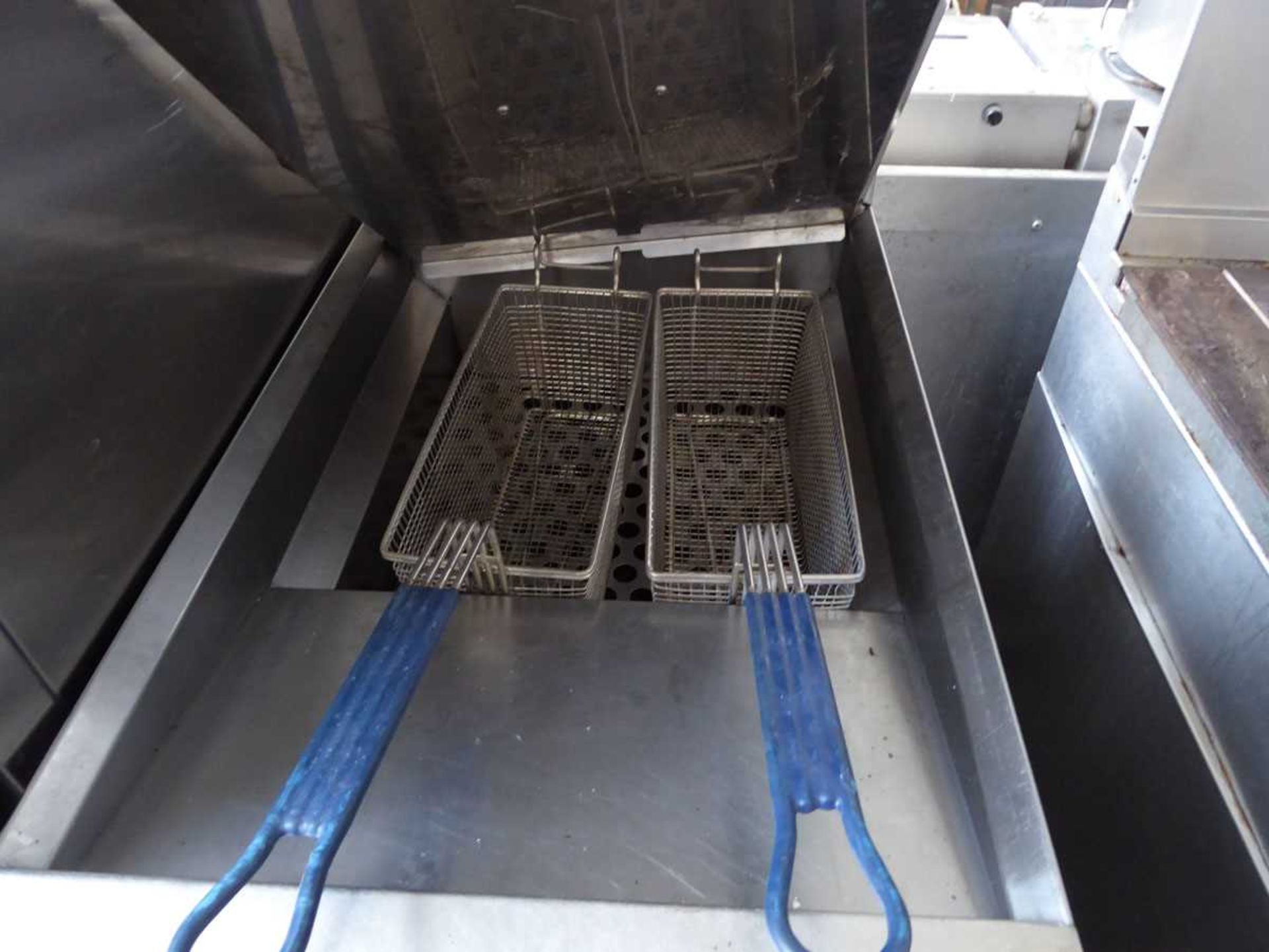 +VAT 45cm gas Blue Seal Vee Ray single tank fryer with 2 baskets - Image 2 of 3