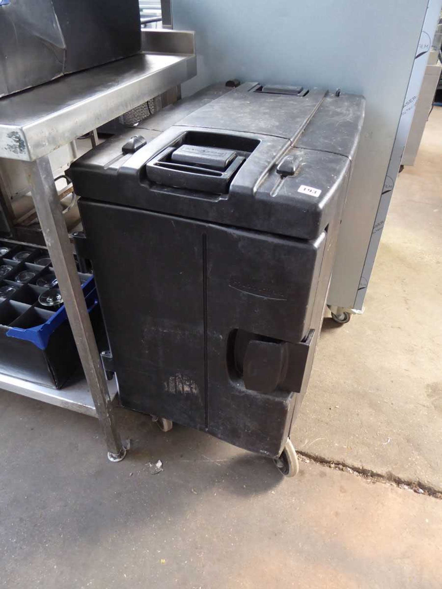 Mobile Rubbermaid thermal box