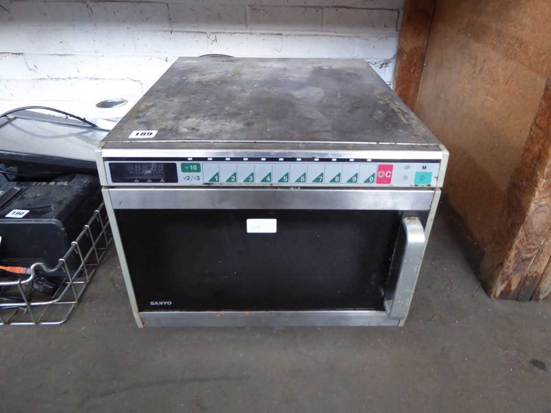 42cm Sanyo microwave oven