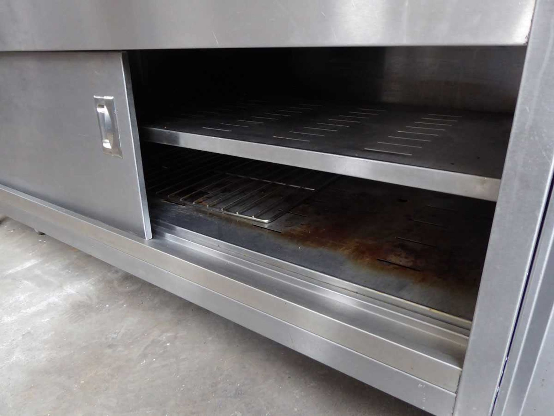 200cm electric mobile heated servery unit with 4 ceramic plate and large sliding cupboard under - Image 2 of 3
