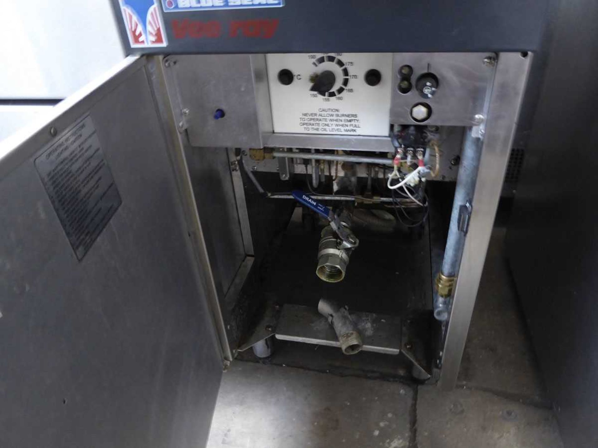 +VAT 45cm gas Blue Seal Vee Ray single tank fryer with 2 baskets - Image 3 of 3