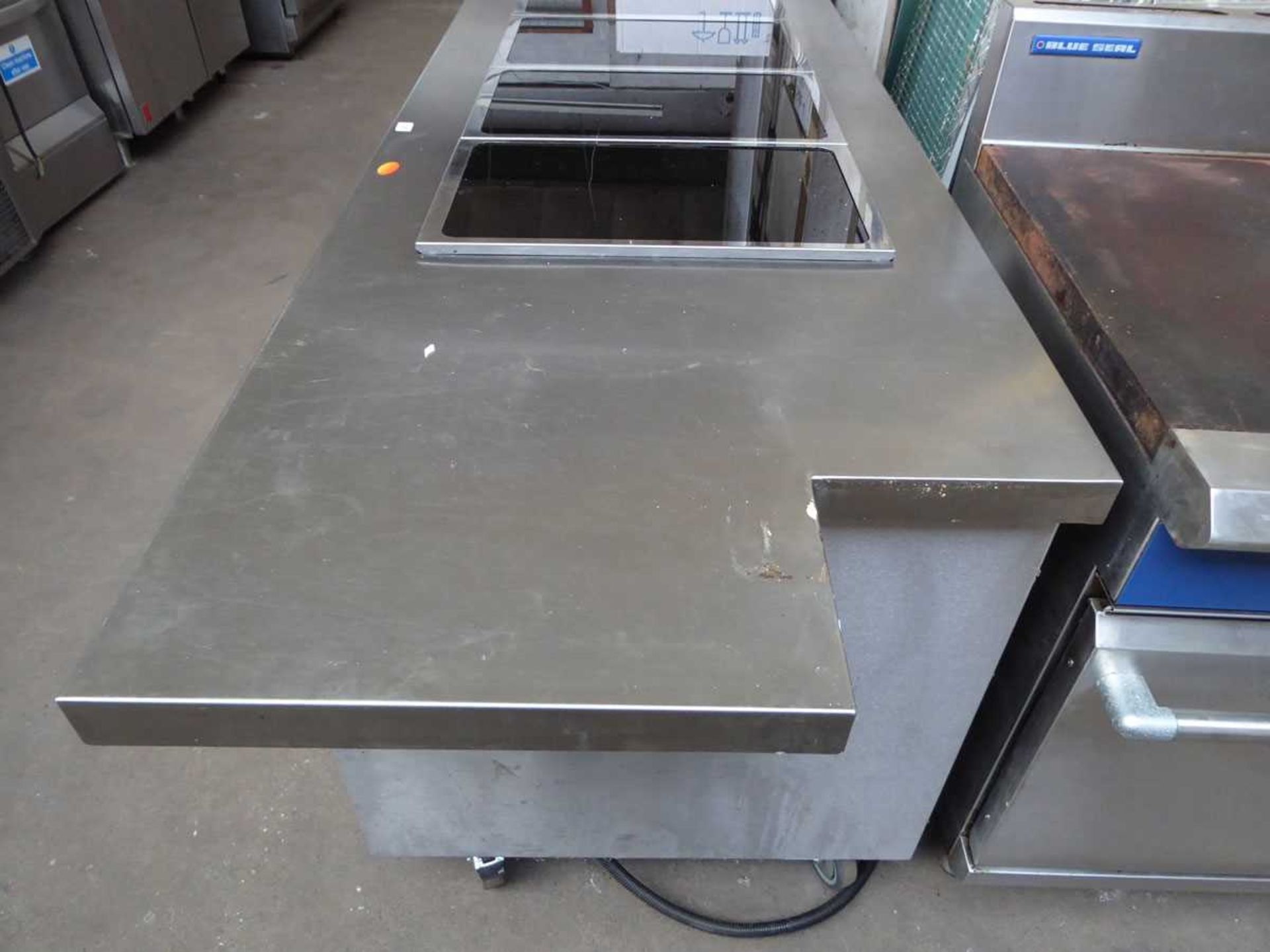 200cm electric mobile heated servery unit with 4 ceramic plate and large sliding cupboard under - Image 3 of 3