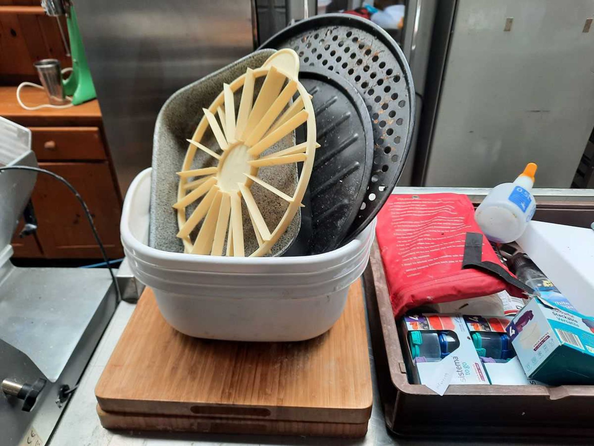 Bakers tray containing assorted items such as coffee grinder, cheese slice, fire curtain, washing up - Image 2 of 3