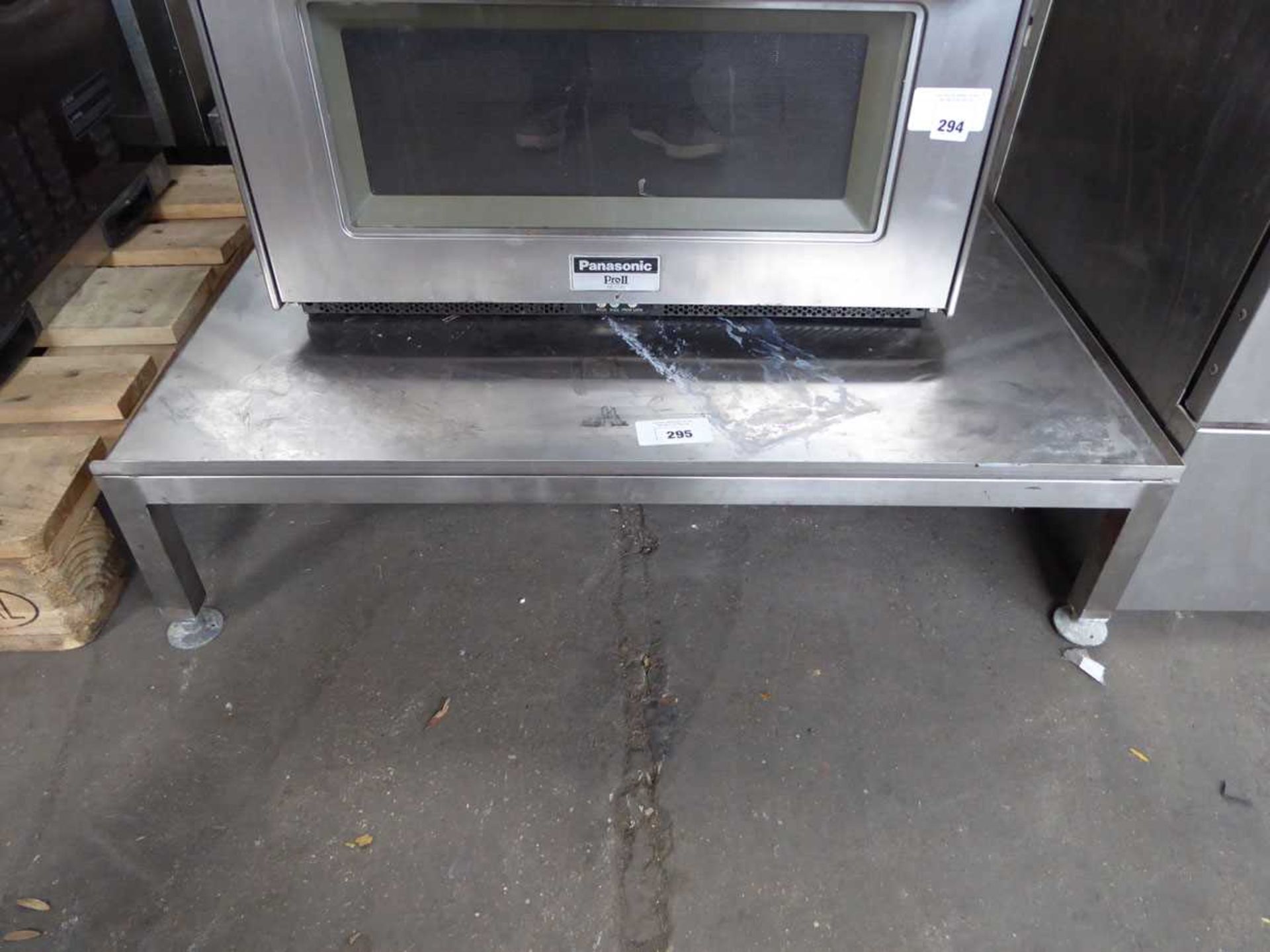+VAT Low level stainless steel stand