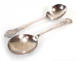 A pair of Edwardian silver serving spoons with pierced handles, maker A&D, Sheffield 1906, l. 21 cm,