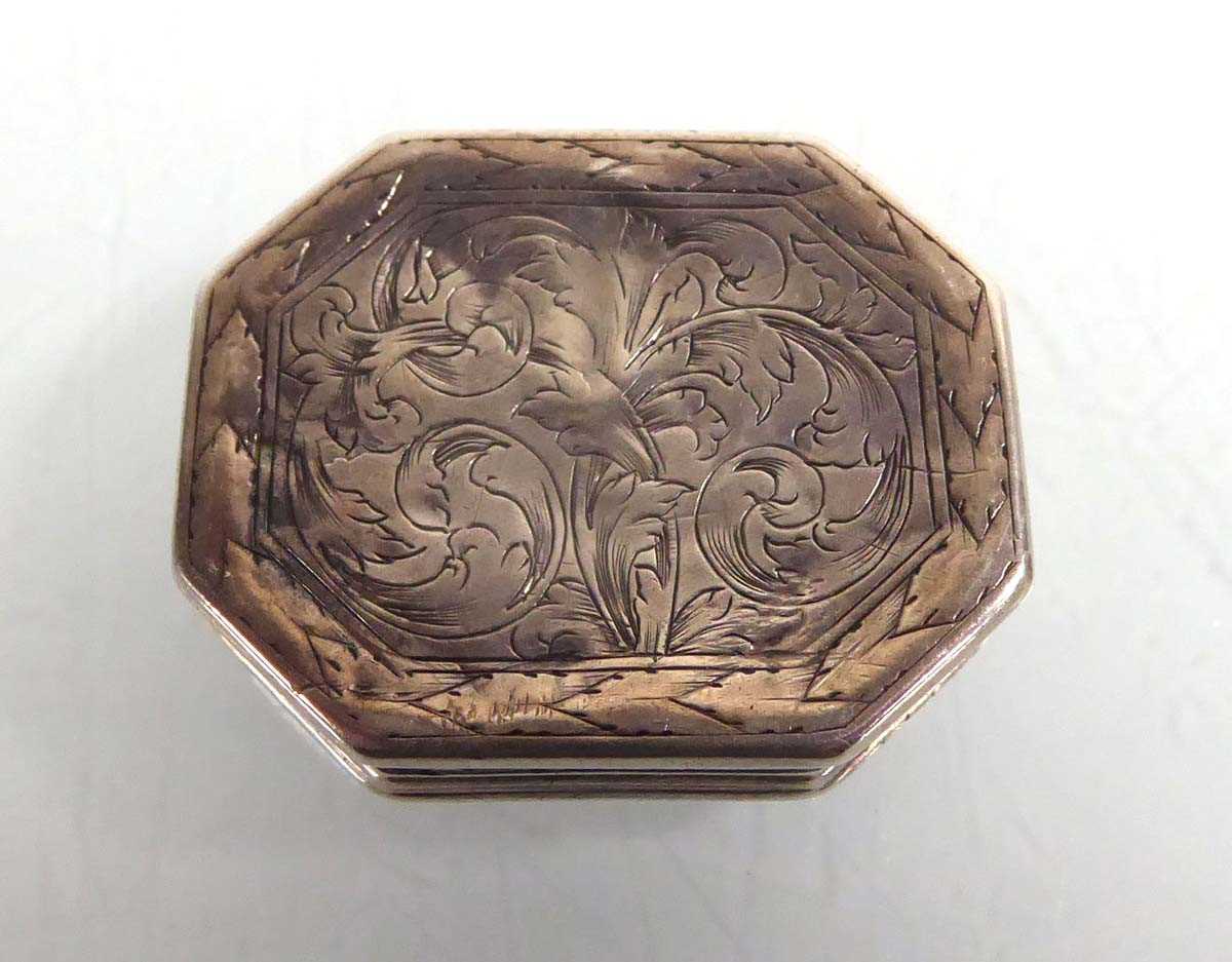 A Charles II snuff box of canted rectangular form engraved with the 'hearts aflame' motif, - Image 3 of 6