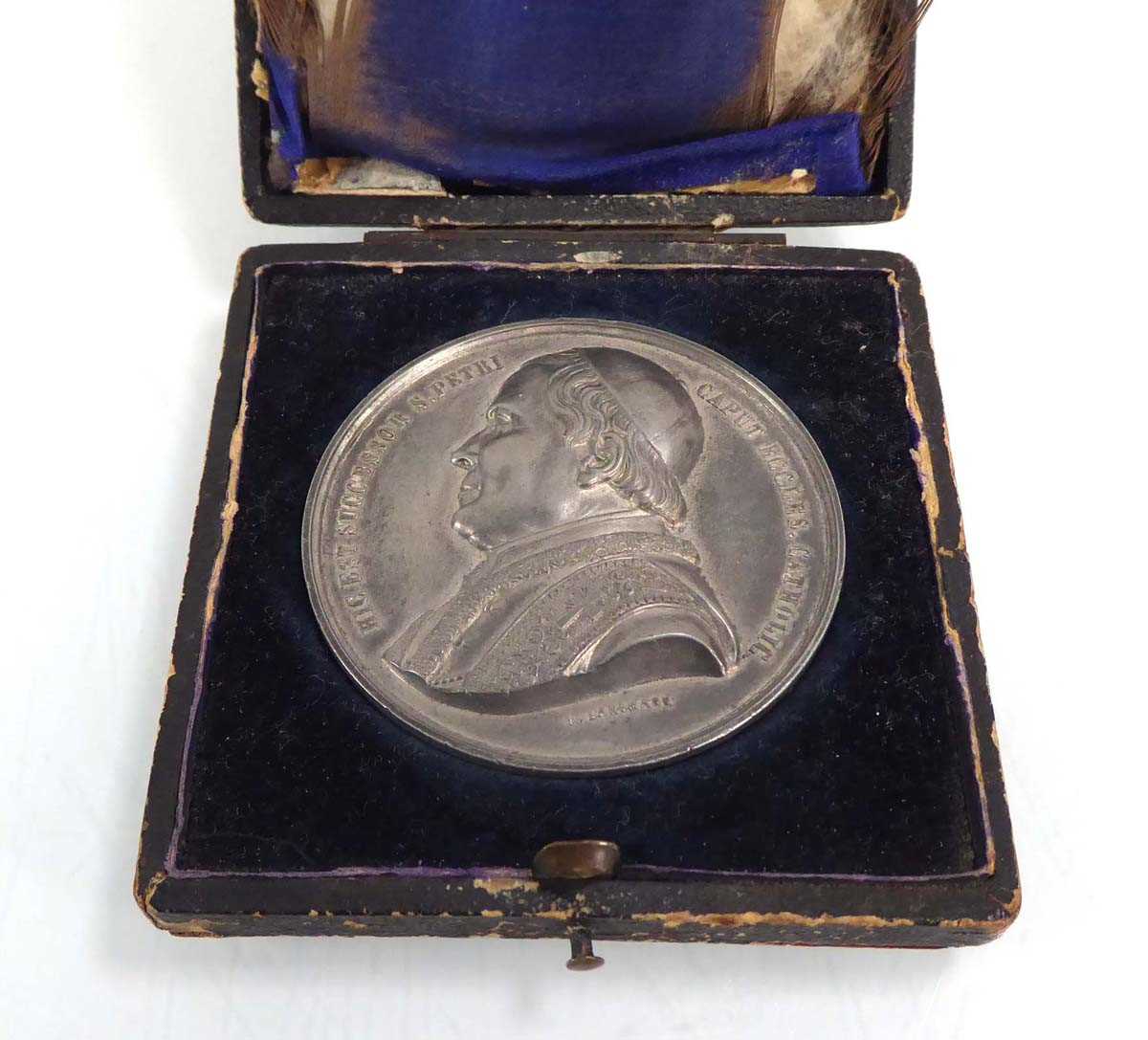 A cased Papal commemorative medallion - Image 2 of 3