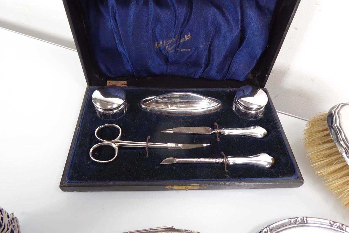 A mixed group of early 20th century and later silver comprising a manicure set, two hairbrushes, a - Image 2 of 4