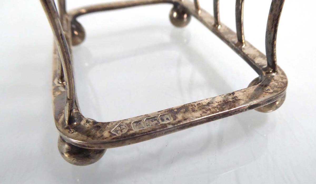 An Edwardian silver four-slice toast rack, maker RMEH, Sheffield 1909, w. 9.5 cm, 3.5 ozs Mis- - Image 4 of 5