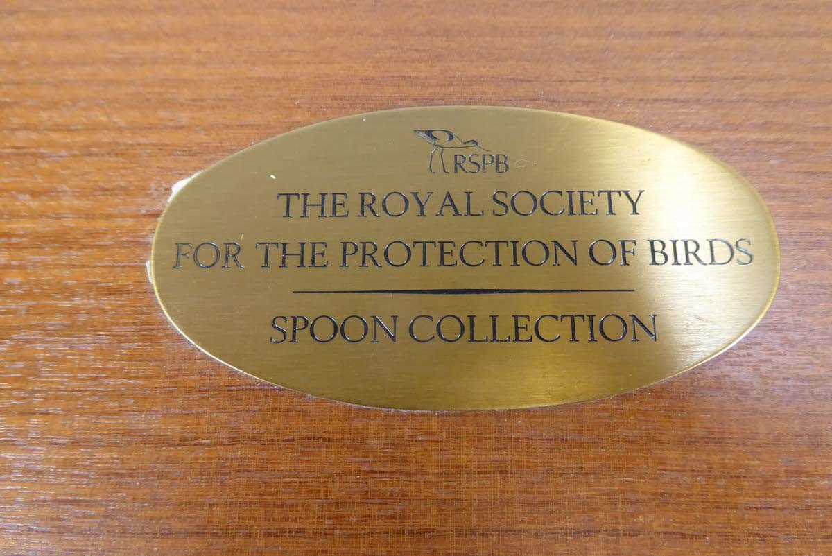 John Pinches for the RSPB, a set of twelve silver gilt teaspoons, London 1976, cased - Image 2 of 4