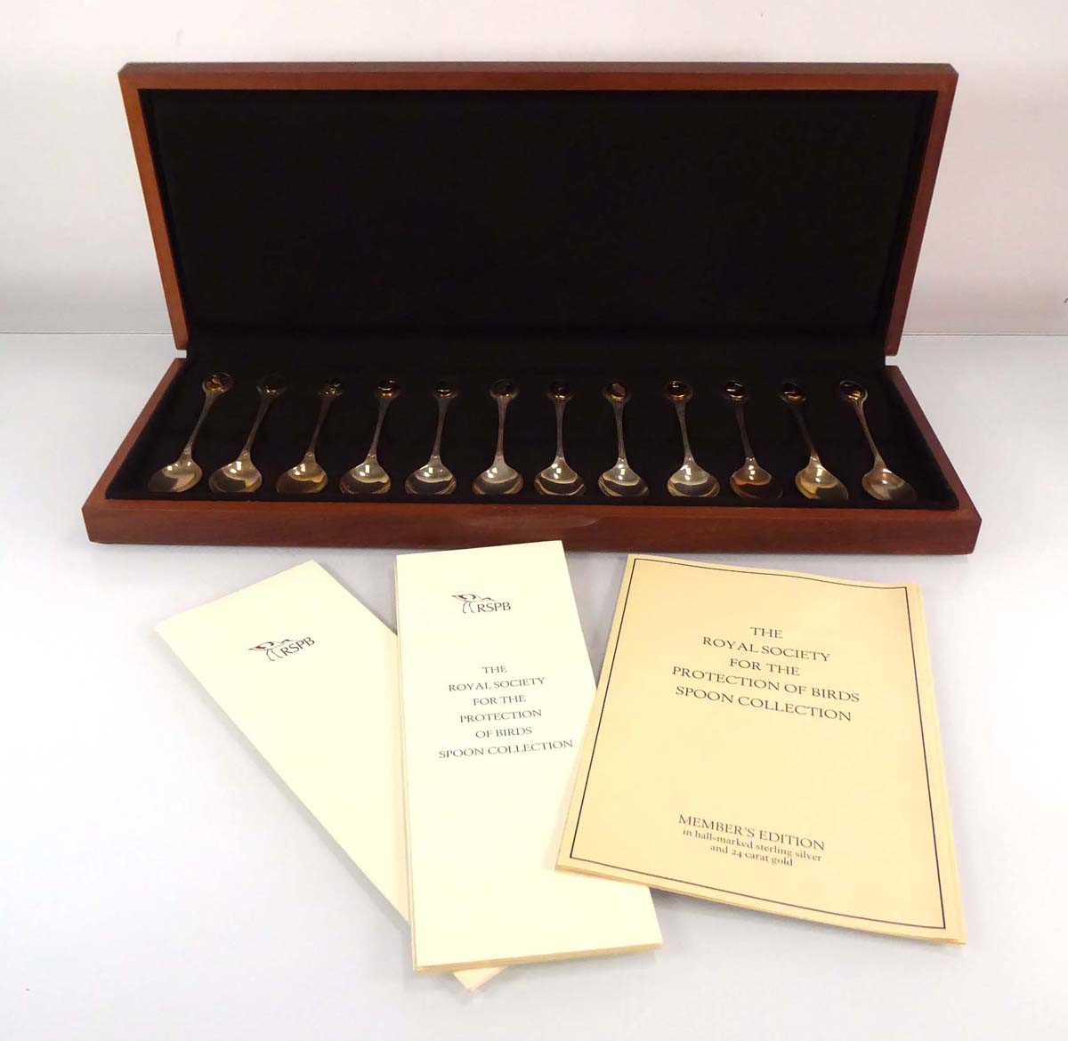 John Pinches for the RSPB, a set of twelve silver gilt teaspoons, London 1976, cased - Image 4 of 4