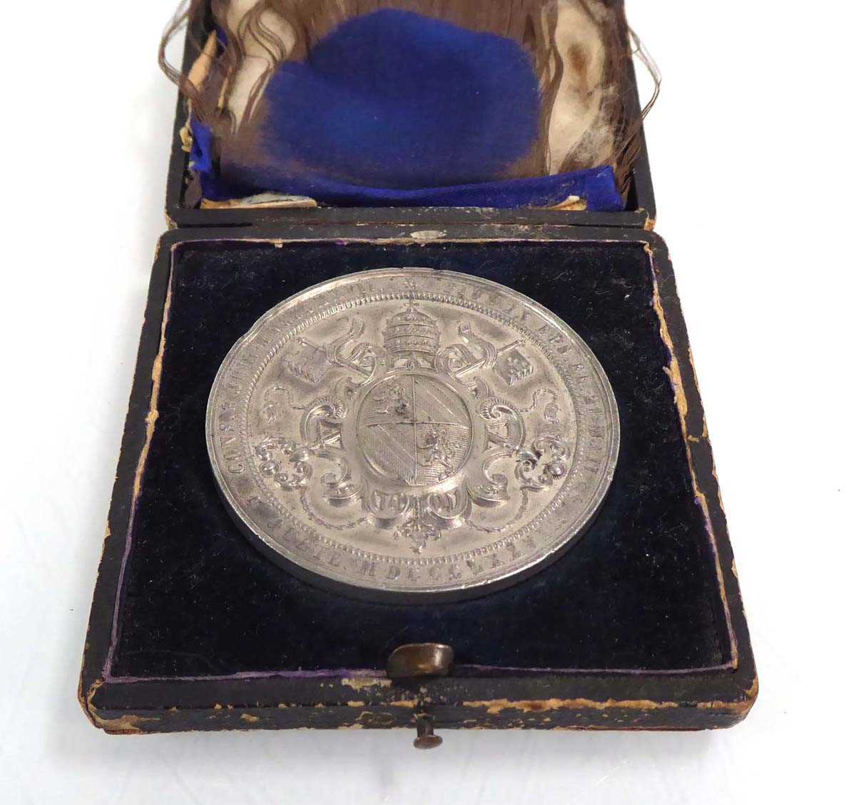 A cased Papal commemorative medallion - Image 3 of 3