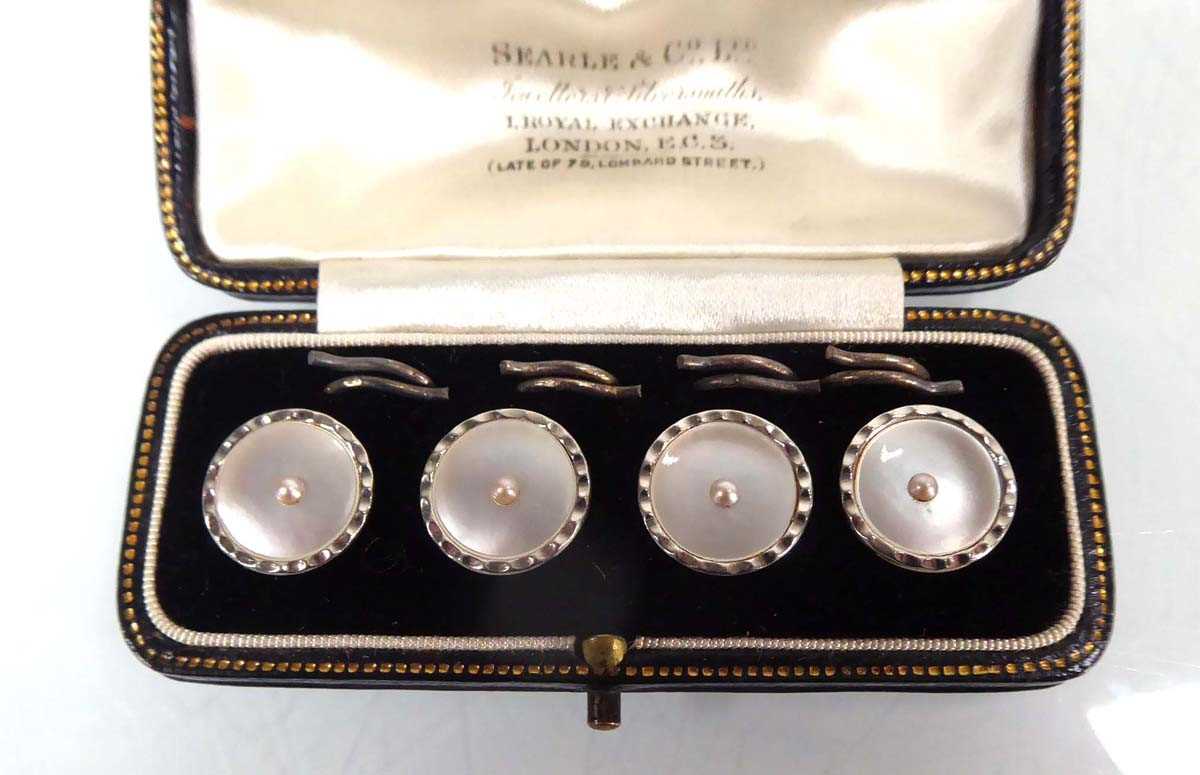 A set of four 18ct yellow gold platinum highlighted and mother of pearl set dress studs, 5.1 gms, - Image 2 of 4