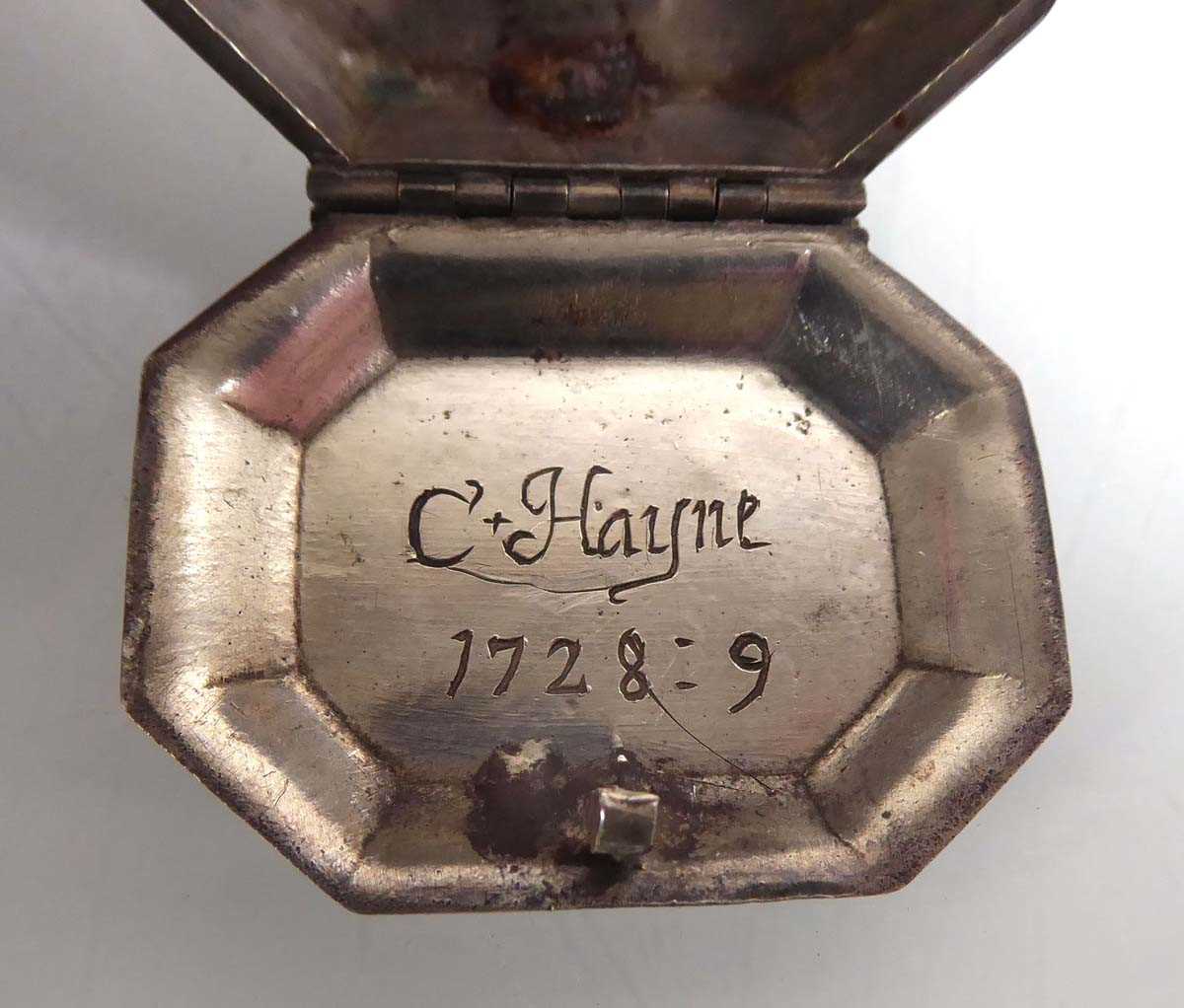 A Charles II snuff box of canted rectangular form engraved with the 'hearts aflame' motif, - Image 6 of 6