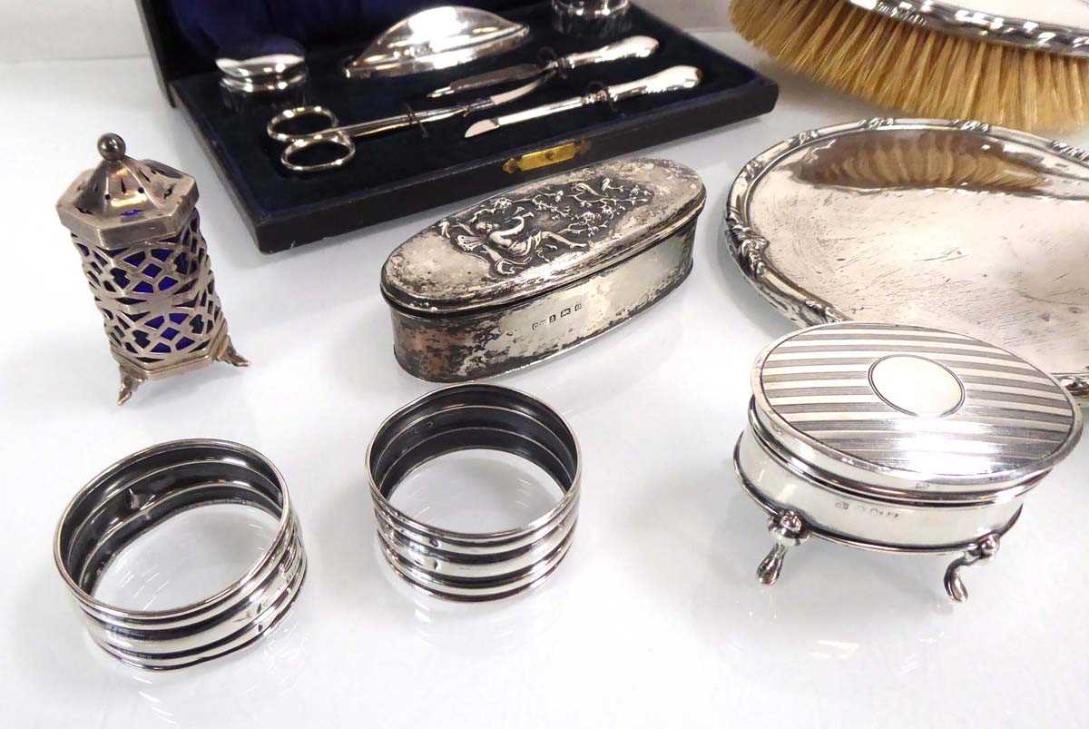 A mixed group of early 20th century and later silver comprising a manicure set, two hairbrushes, a - Image 3 of 4