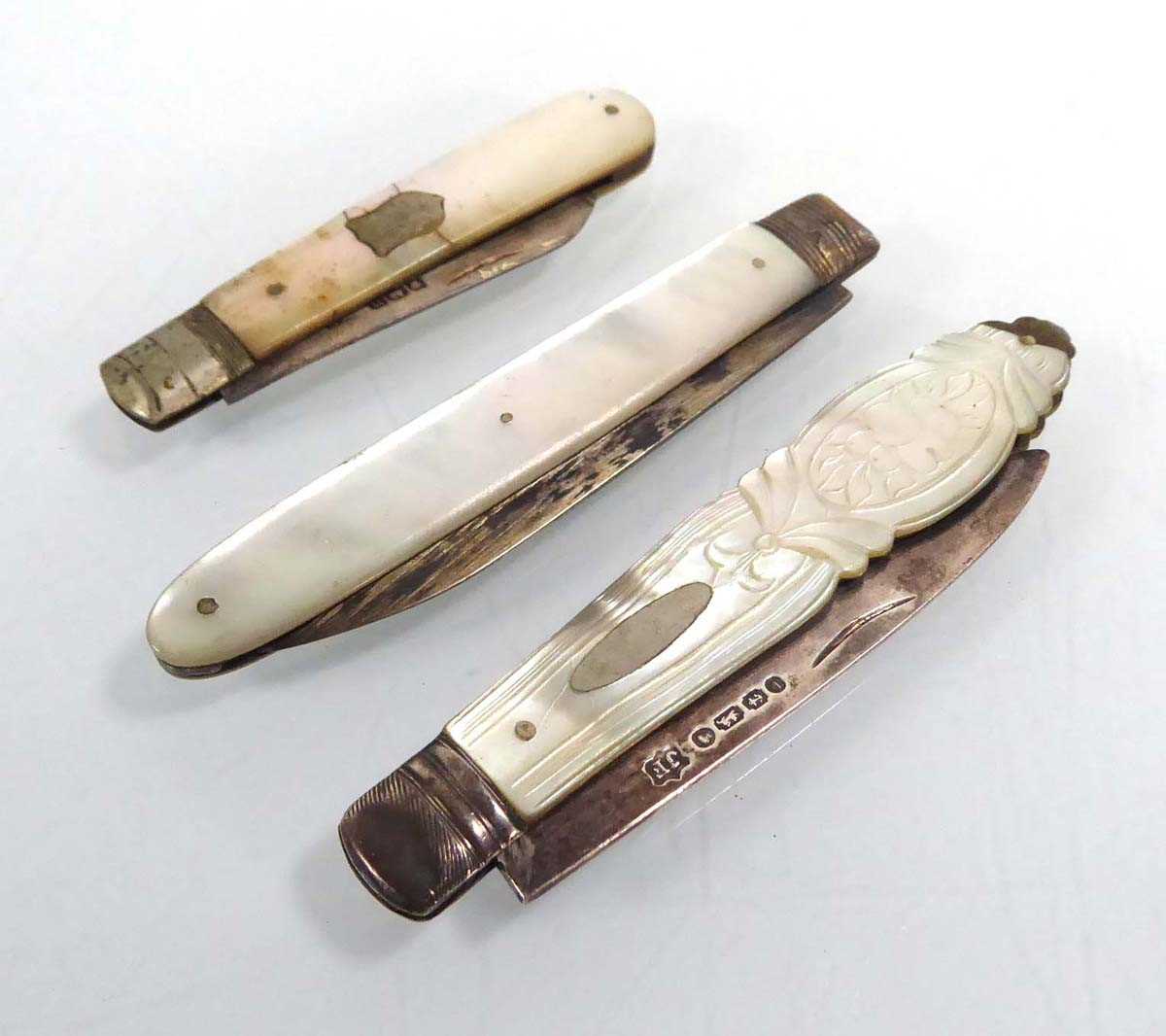 A Victorian silver and mother of pearl fruit knife, maker JF, Birmingham 1869, l. when open 14 cm, - Image 2 of 4