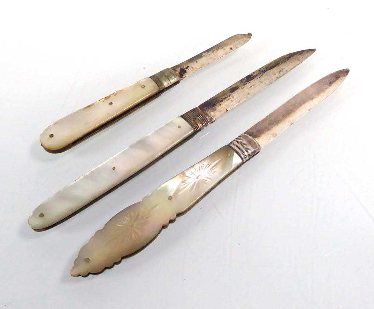 A Victorian silver and mother of pearl fruit knife, maker JF, Birmingham 1869, l. when open 14 cm, - Image 4 of 4