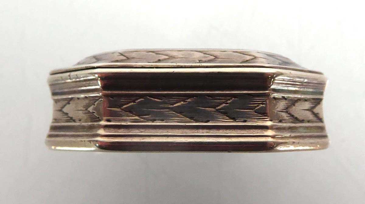 A Charles II snuff box of canted rectangular form engraved with the 'hearts aflame' motif, - Image 4 of 6