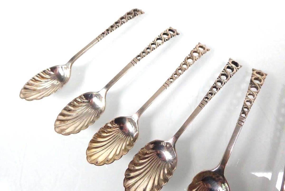 A set of twelve Edwardian silver shell bowl teaspoons and a pair of matching sugar nips, maker HA, - Bild 2 aus 3