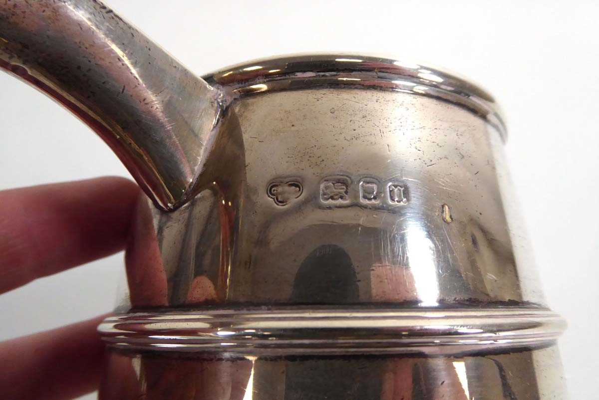 An early 20th century silver tankard of tapered form, Goldsmiths & Silversmiths Co. Ltd., 1928, h. - Bild 3 aus 3