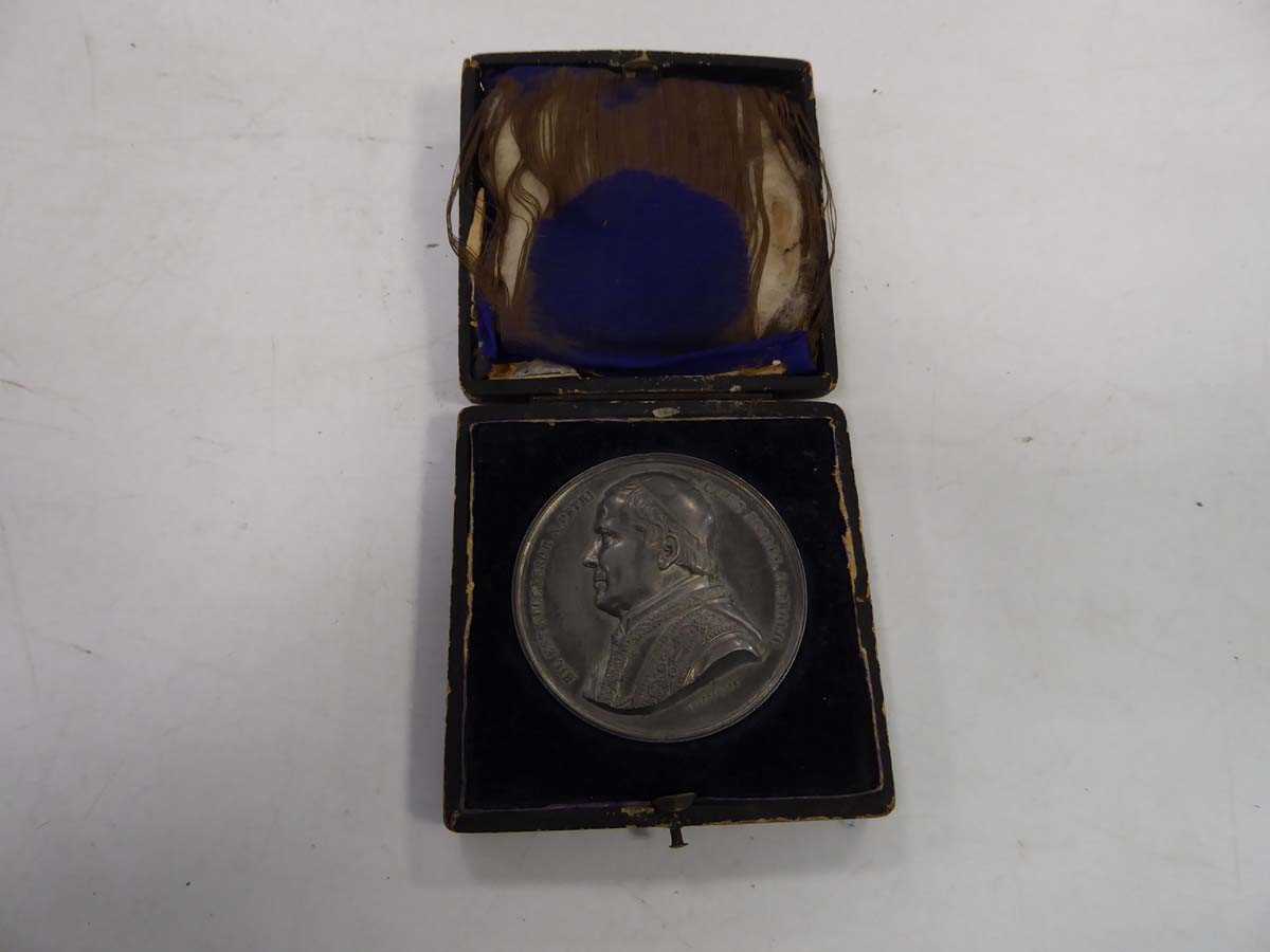 A cased Papal commemorative medallion